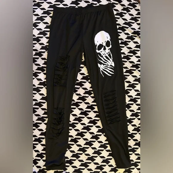 Black Skull Print Ripped Leggings - Picture 2 of 8
